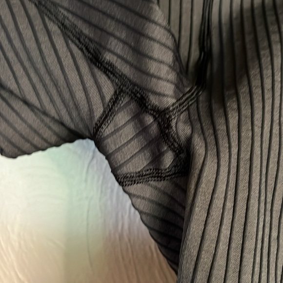 Lululemon bike shorts size 8 in grey/black - Picture 2 of 5